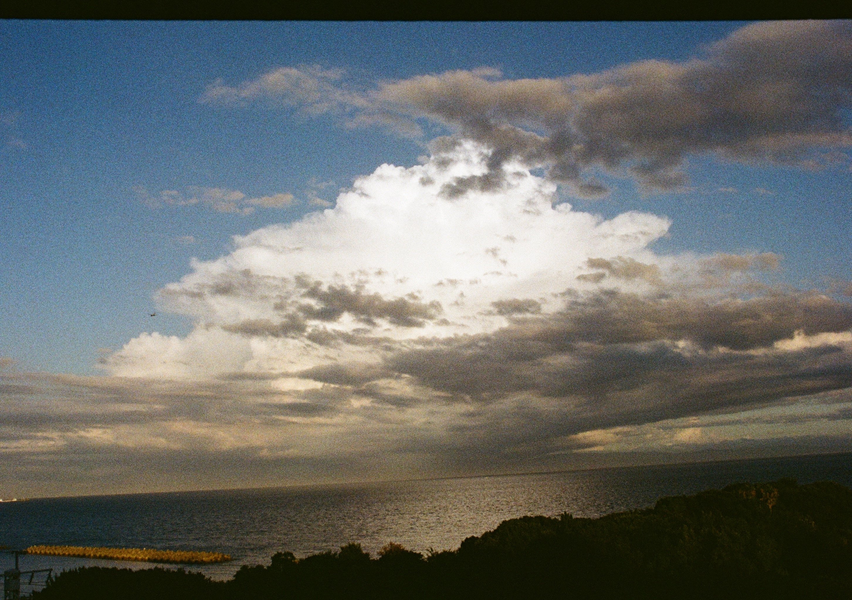 夏の終わりの空とハーフのフィルムカメラ。【KYOCERA SAMURAI X4.0