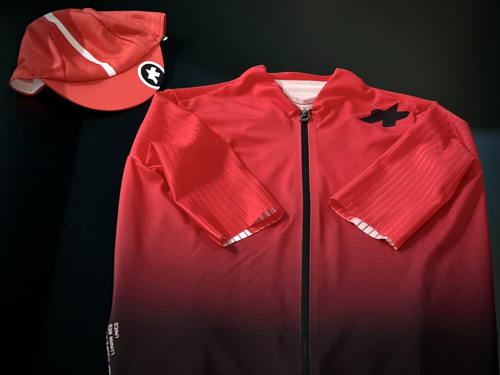 袖を見れば違いが判る。エアロ効果と快適性が融合したレーシング