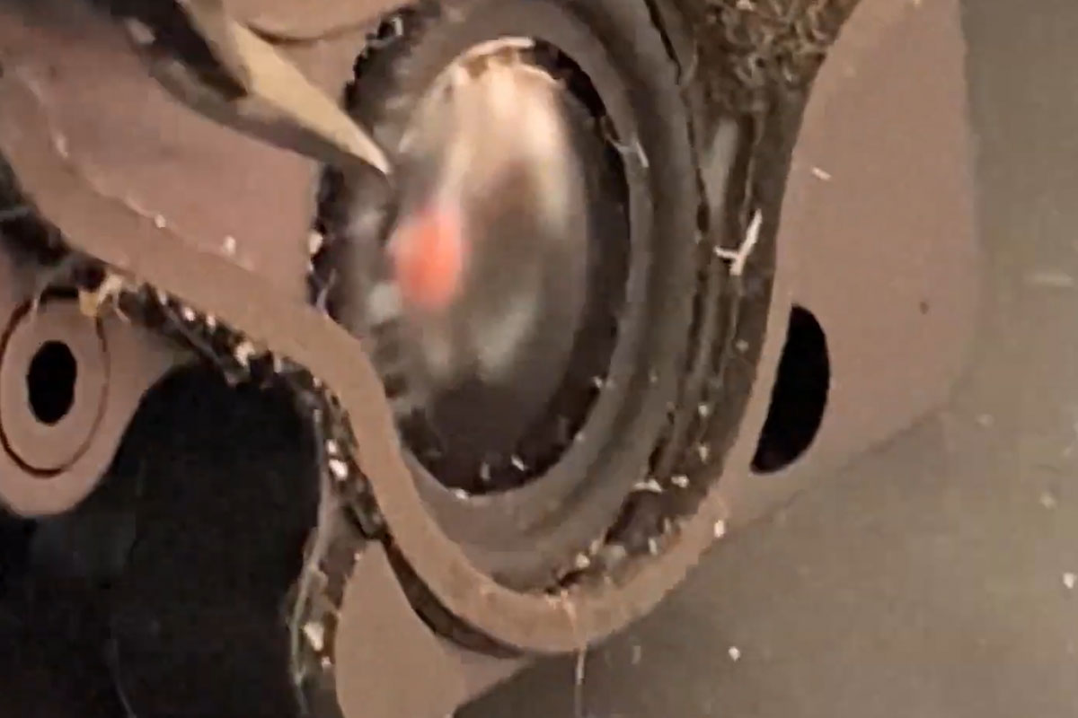 Mac Book Pro 2015 スピーカー音割れ修理補修 | APPLEMAC三宮元町駅前