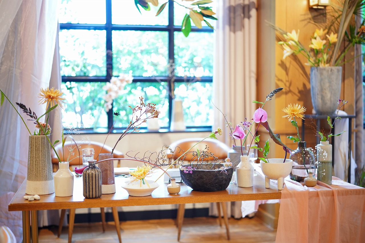 結婚式、卓上装花は切り花の花器アレンジが絶対可愛い｜会場装飾