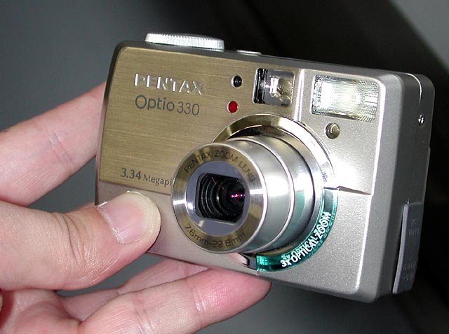 ペンタックス、クラス最小最軽量の3倍ズームデジタルカメラ