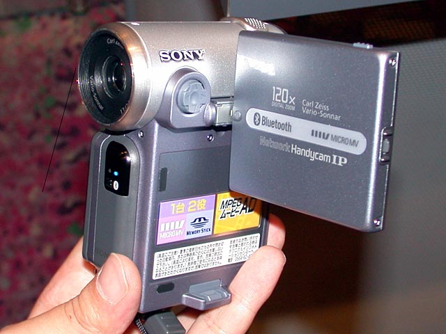 ソニー、新規格「MICROMV」採用の小型ビデオカメラ