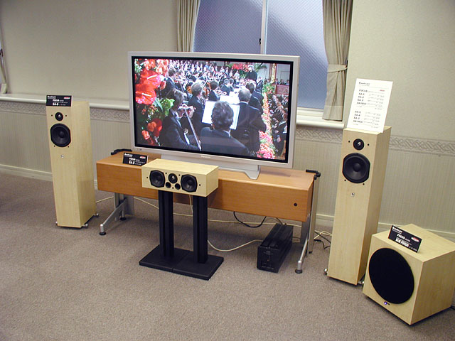 ロッキー インターナショナル、ピアノ仕上げのトールボーイスピーカーなど