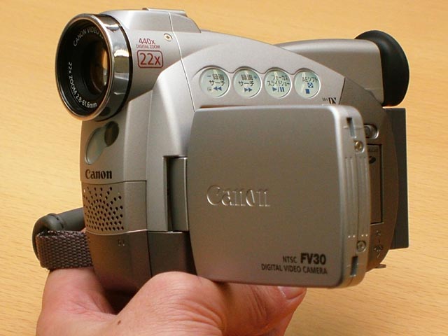 キヤノン、実売10万円前後の光学22倍ズームDVカメラ「FV30」