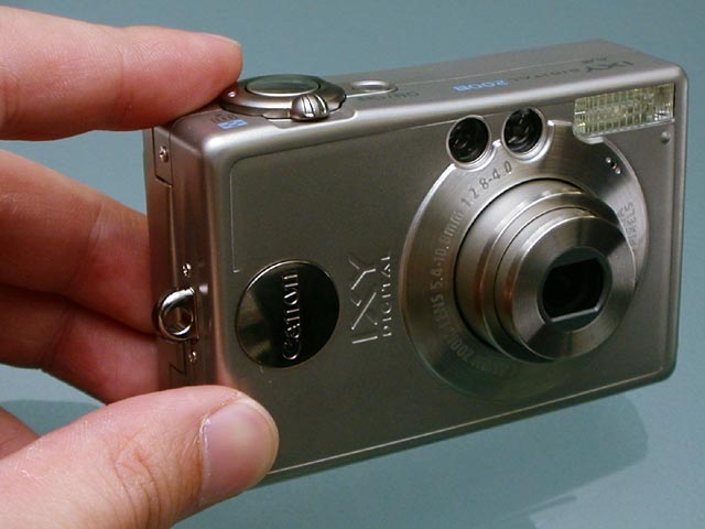 キヤノン、バッテリや撮影感度を改良した新「IXY DIGITAL」