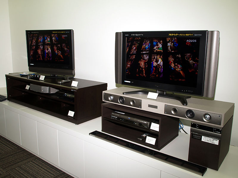 シャープに聞く「32型AQUOSで“フルHD”の理由」