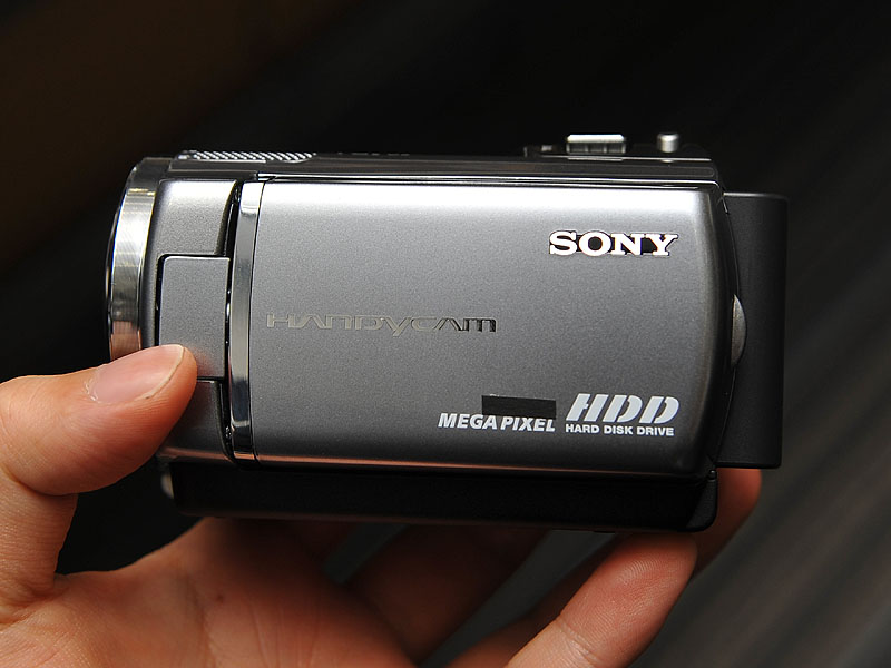 ソニー、80GB HDD搭載のSD解像度ビデオカメラ