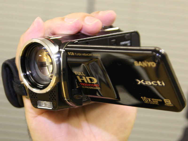 三洋、フルHD/60p記録対応の新Xacti。初の横型モデルも