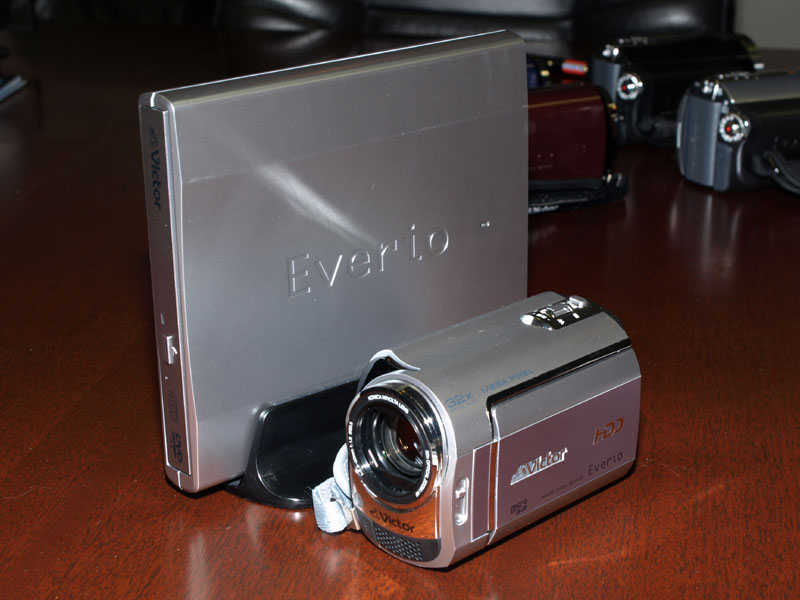 ビクター、738万画素CCD搭載ムービーカメラ「Everio」