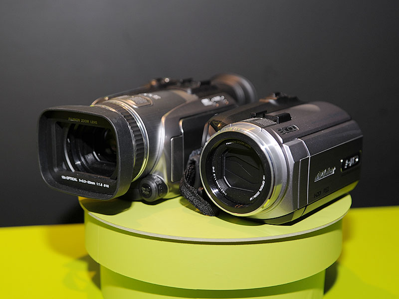 ビクター、世界初の1080/60p出力可能なHDDカム「Everio」