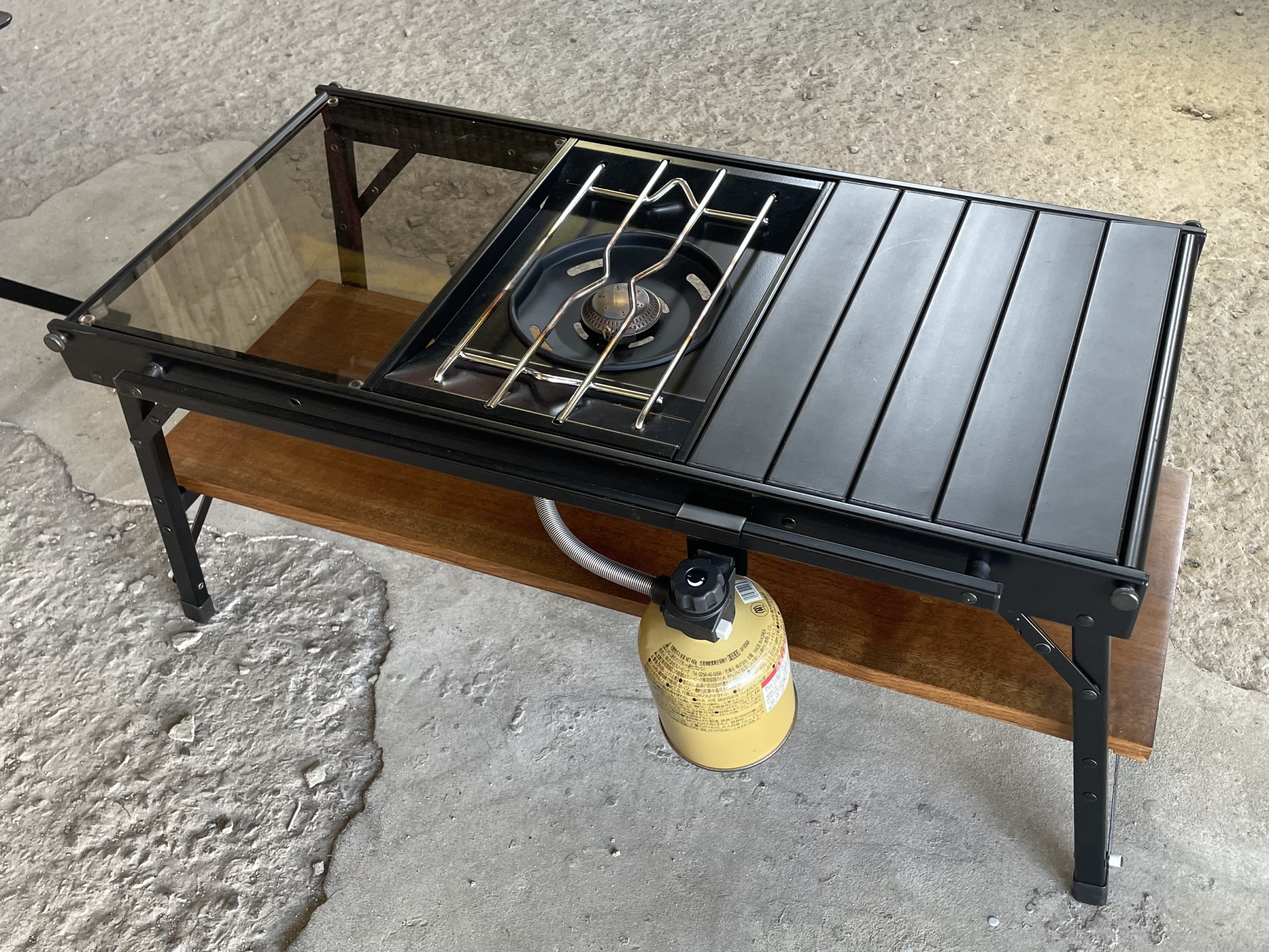 ラーテルワークスのウッドパネルテーブルでフラットバーナーを使用する