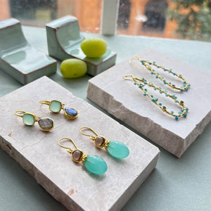 ATHENA 'Charis'ダブルストーンドロップピアス : アクアカルセドニー