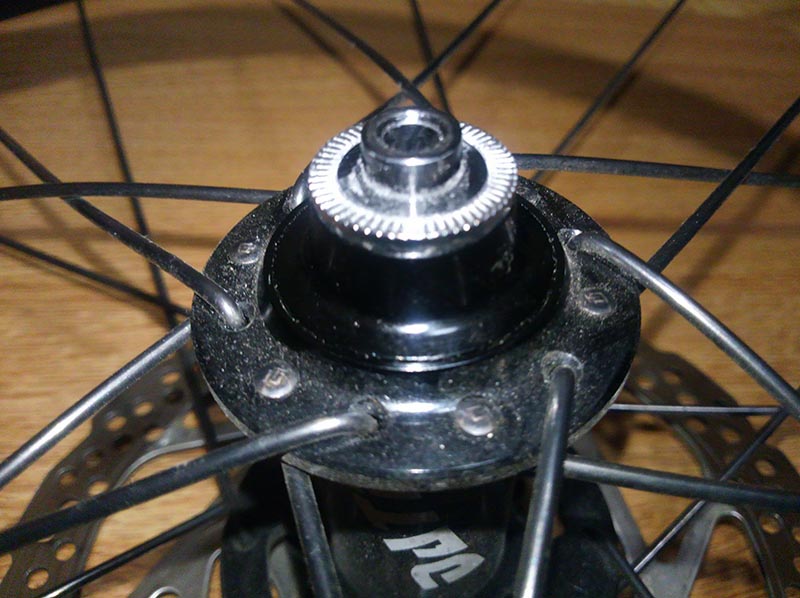 スルーアクスルの分解と正しい締め方 クイックとの決定的な差は？ | B4C