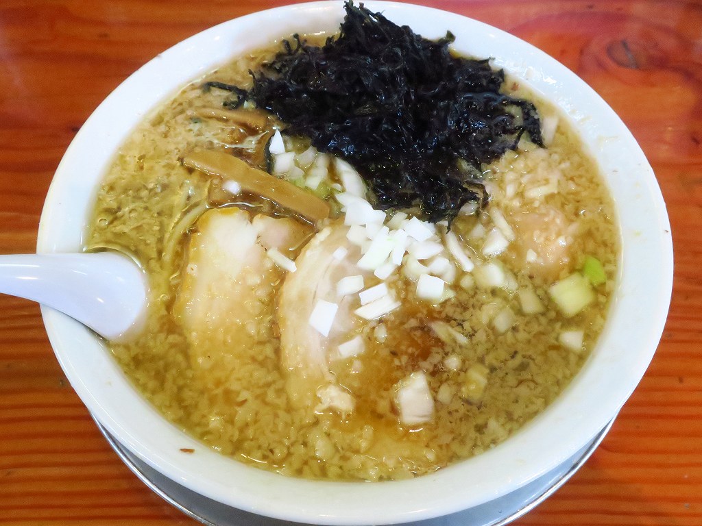 滋魂 旨味たっぷりインパクト満点な味わいの燕系背脂醤油の中華そば