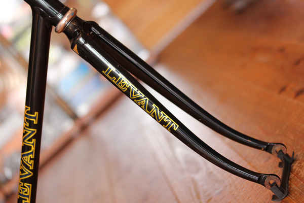 大阪発のNJS認定ピストフレーム 東川製作所 LEVANT(レバン) ピスト