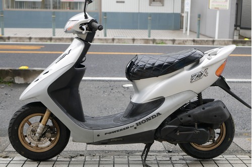 スタイリッシュなデザインに映えるエナメルシート☆【HONDA】ライブDIO