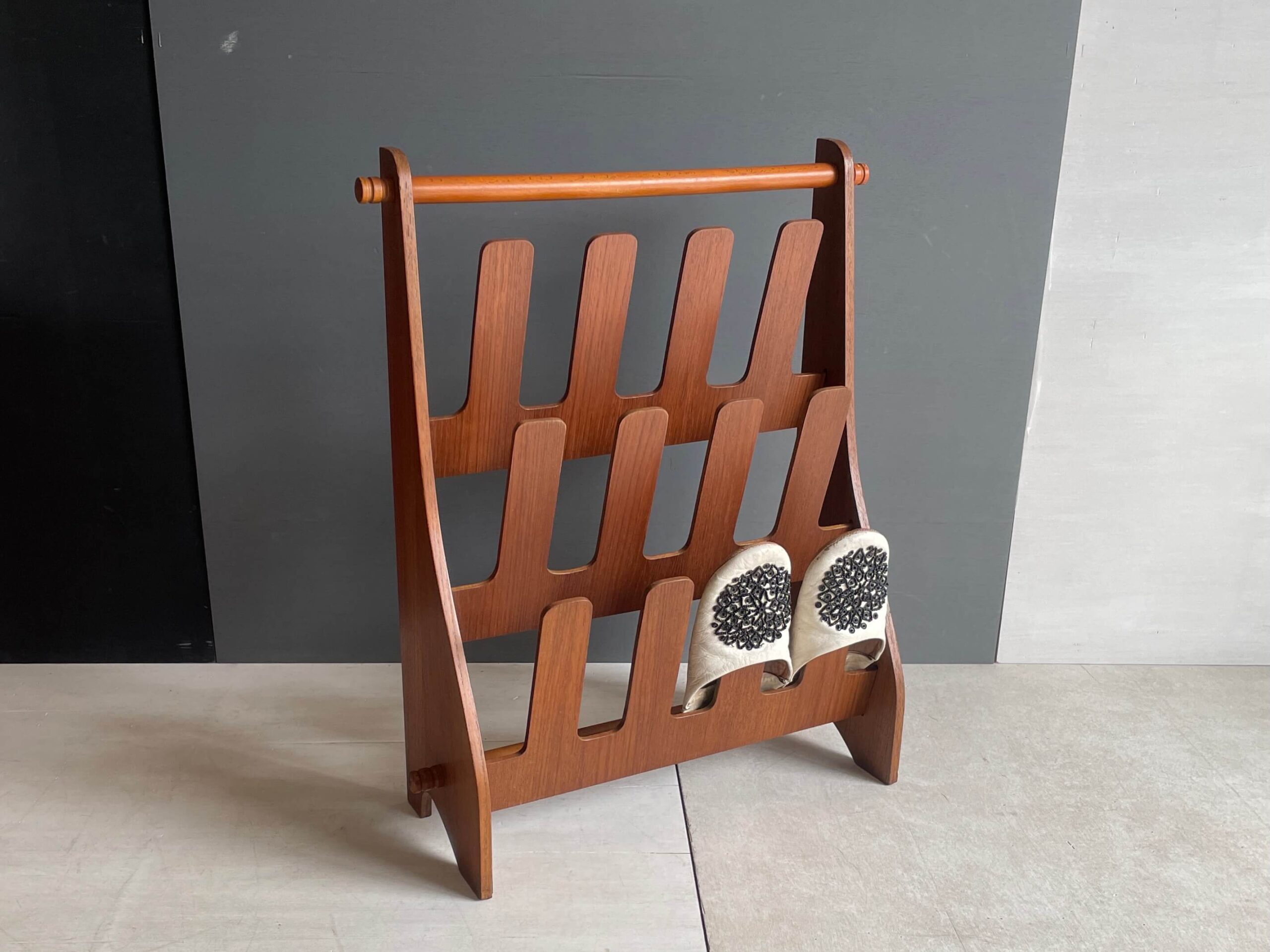 No.10479「チーク スリッパラック：サイトーウッド」高さ62.5cm SOLD