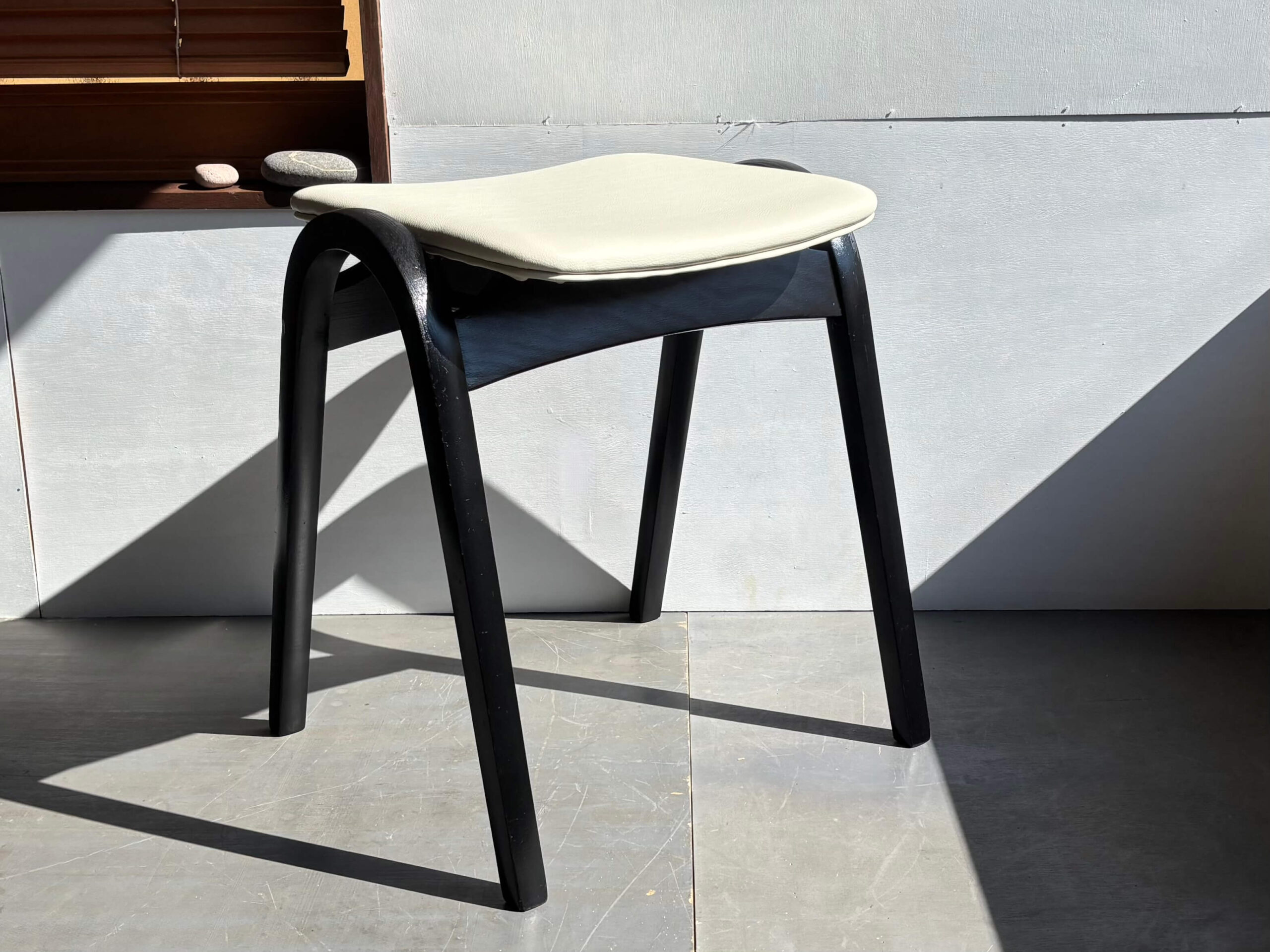 No.6321D「秋田木工スツール〈No.202〉ビニールレザー / ホワイト