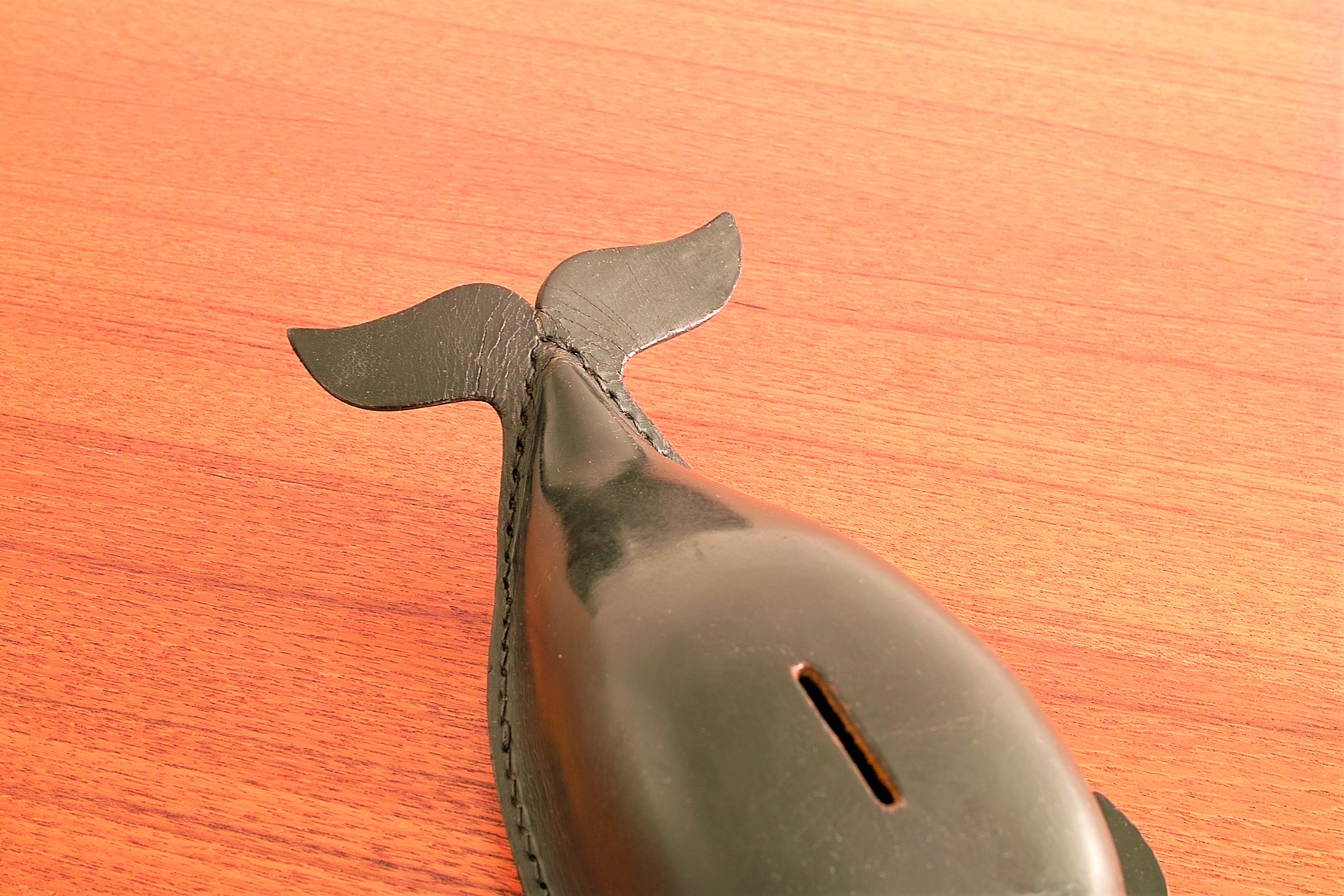 No.7001「ヌメ革の貯金箱〈クジラ〉：鴻池製作所」SOLD | ボルトナット