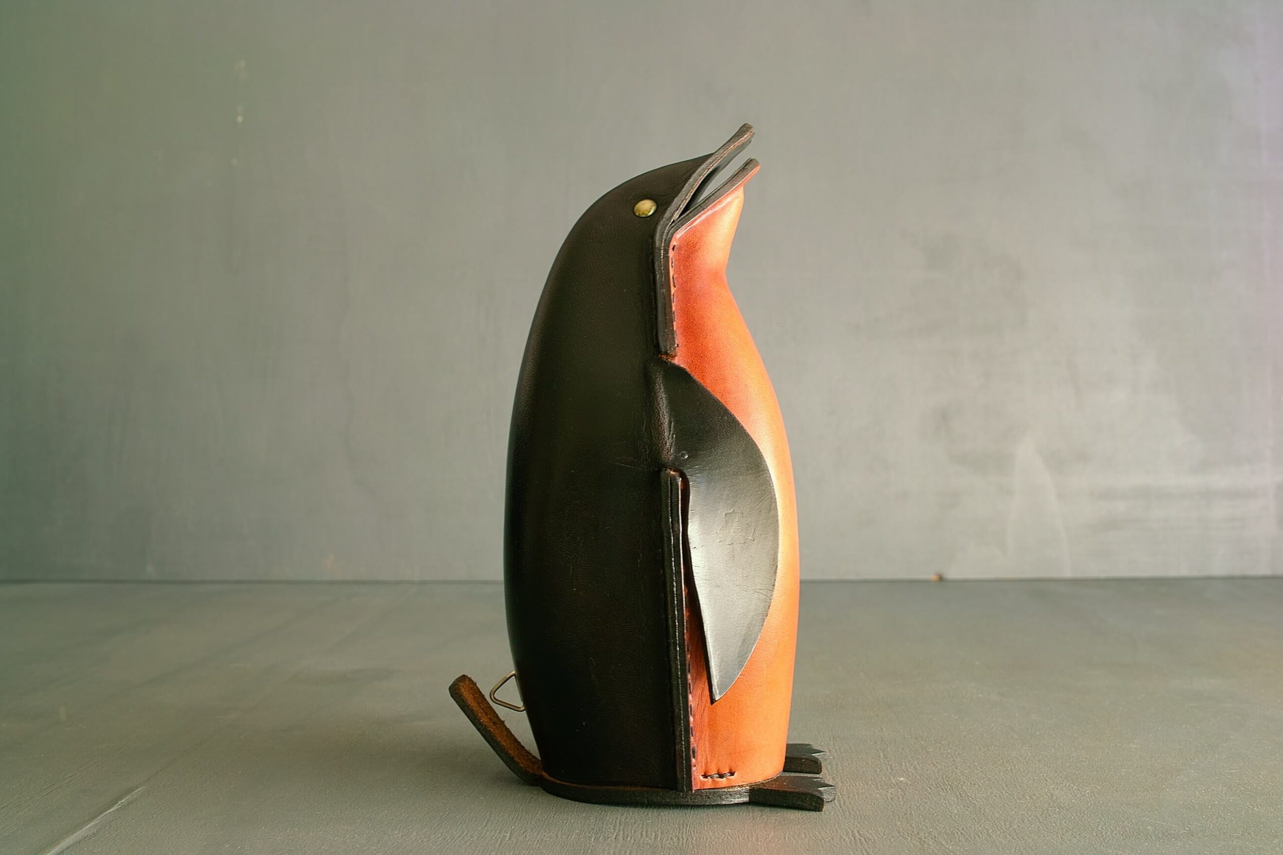 No.7023「ヌメ革の貯金箱〈ペンギン〉：鴻池製作所」SOLD | ボルト