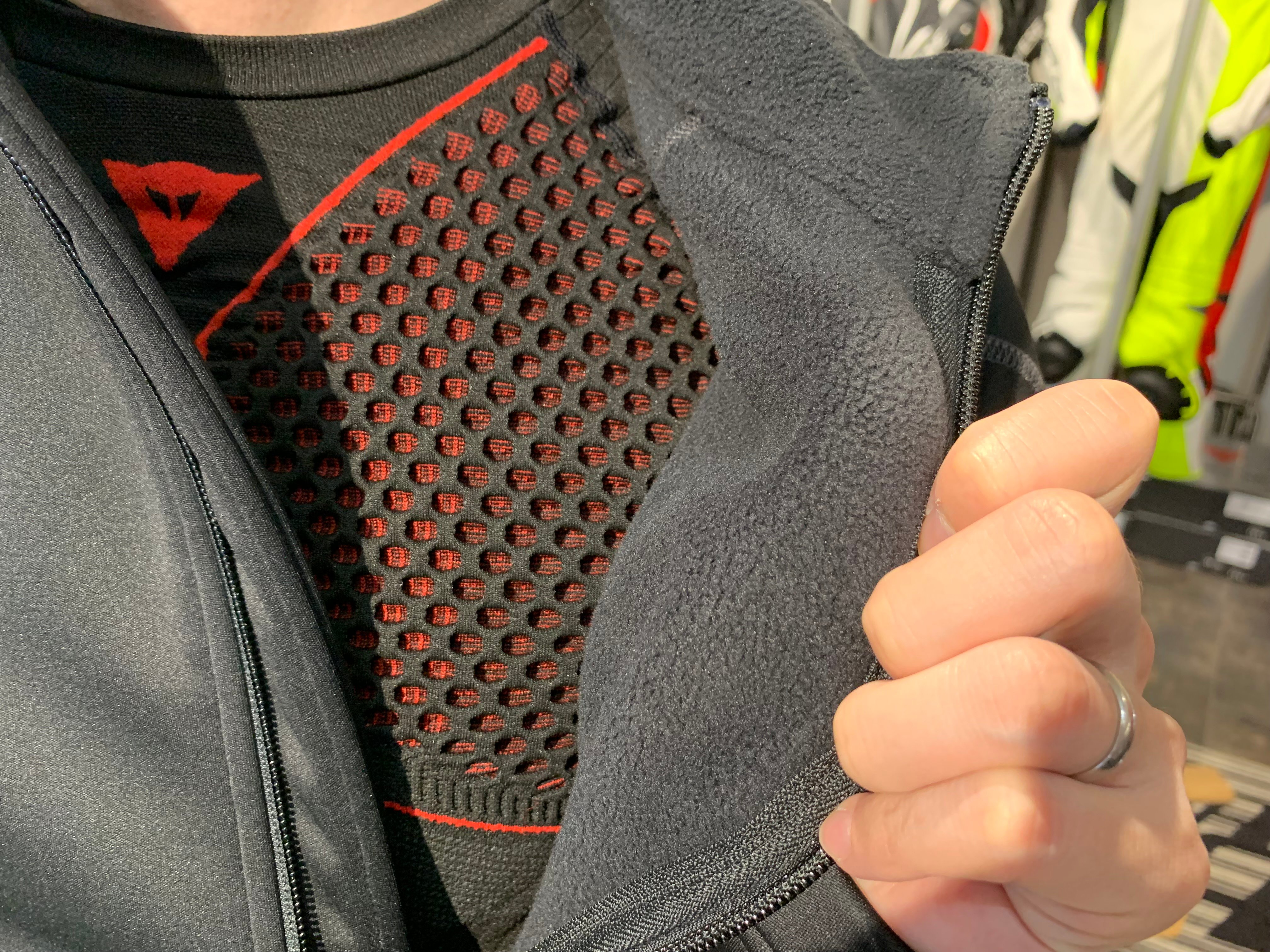 寒さに負けない！HOTなテクニカルウェアをご紹介します～ミドル