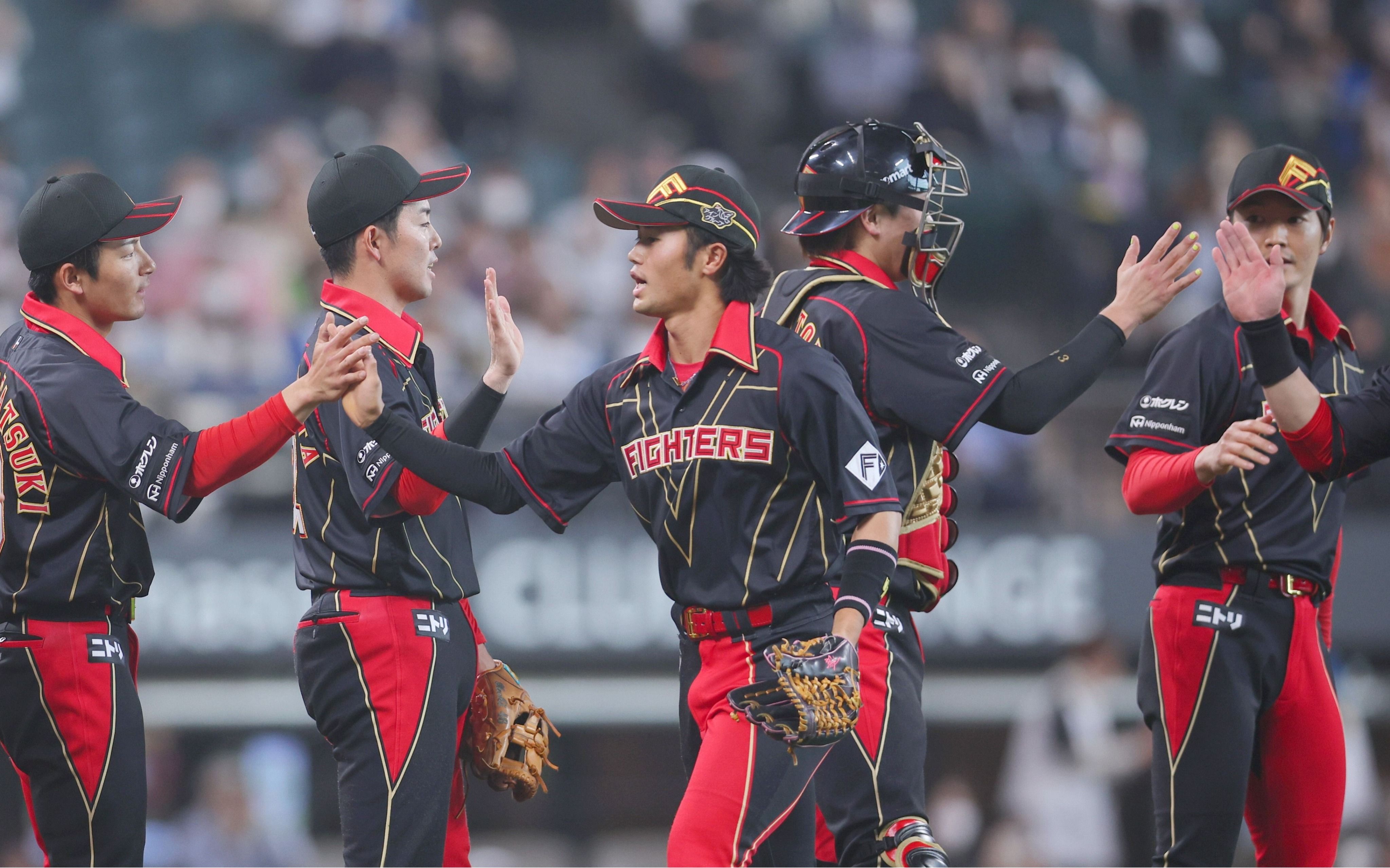 あれ着て野球やるの？」日本ハム・新庄監督デザインの赤黒ユニ、違和感