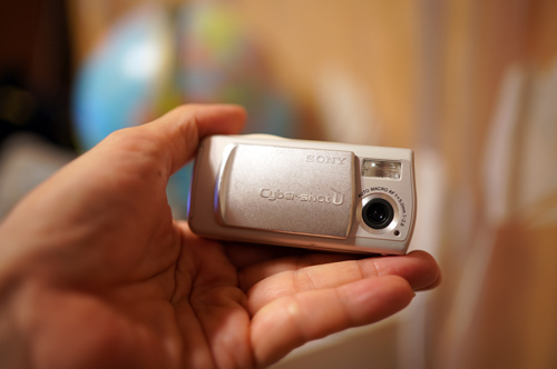 ソニーのデジカメ、初の大ヒットはちょっと意外なあのカメラ：日経