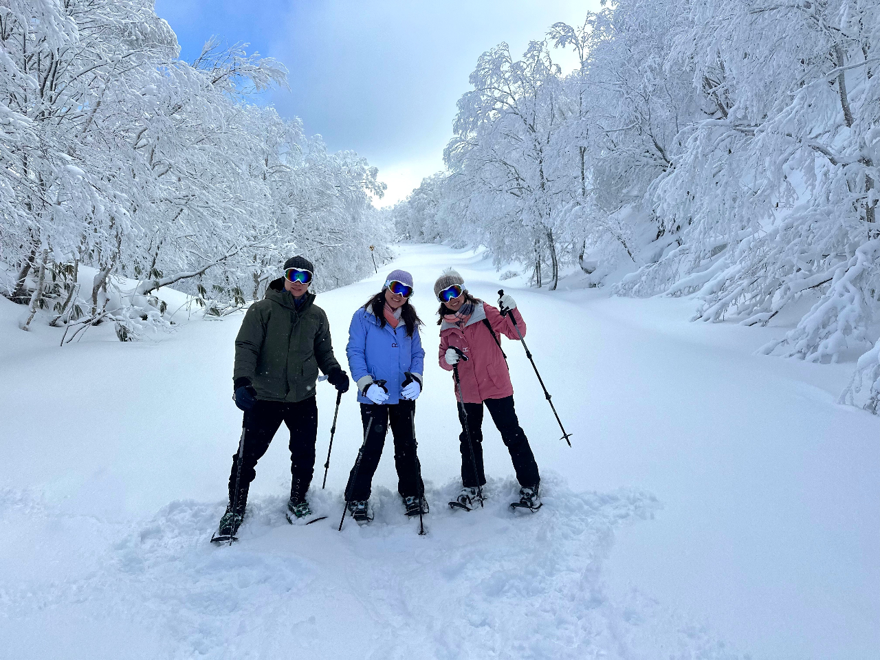 洞爺・壮瞥】空と雪景色が出会う、天空のオロフレスノーシュー体験
