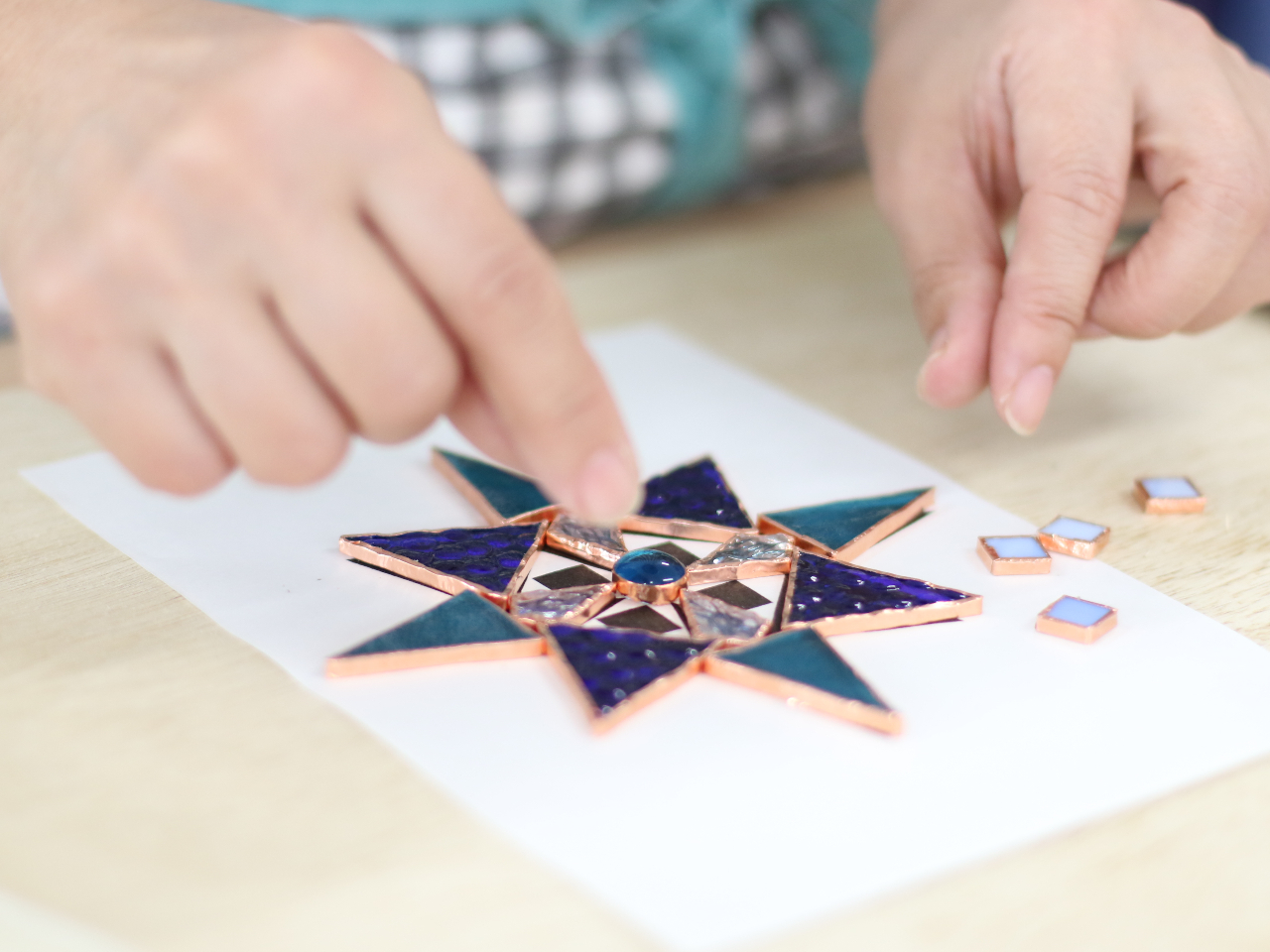 ステンドグラス体験】手ぶらOK！光と影が広がる星のオーナメント作り
