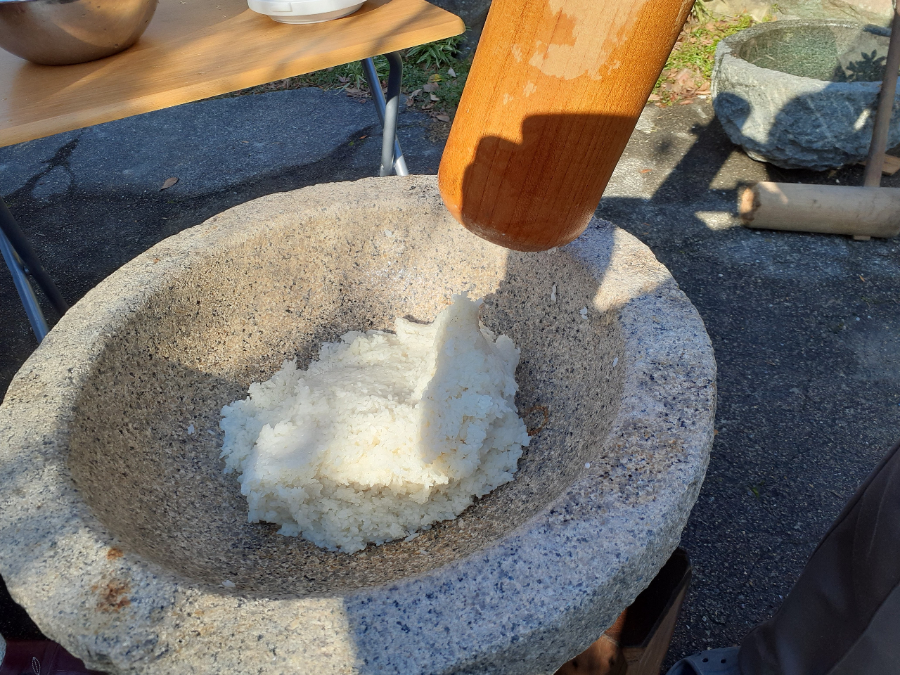 神戸「お正月特別体験：お餅つき！」昔ながらの杵と臼でお餅をついて