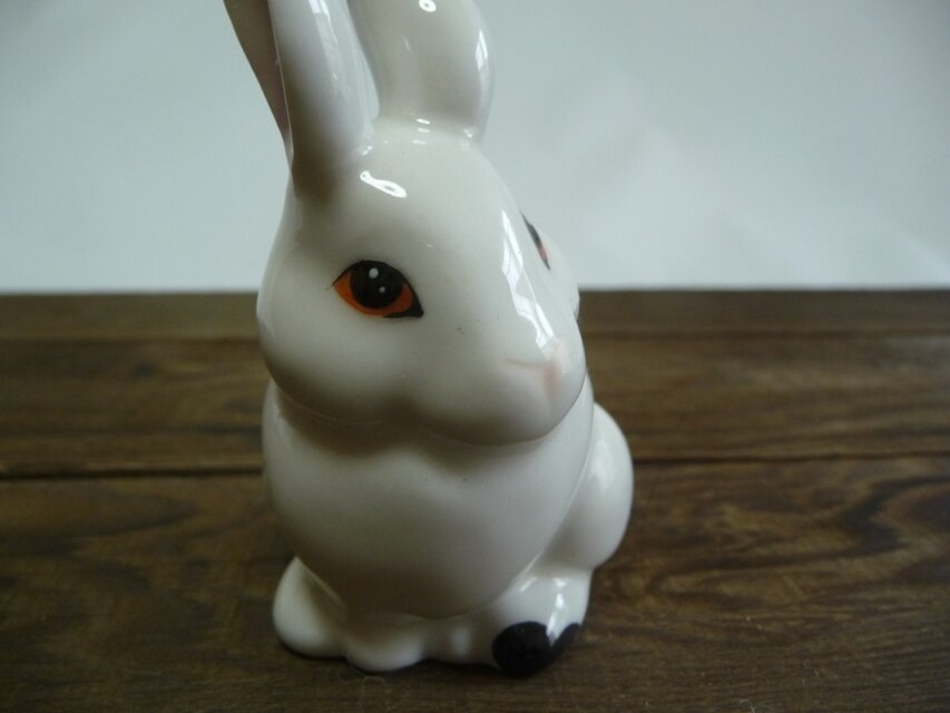 幸運を運ぶうさぎの置物 「白磁上絵付うさぎ」 | iichi 日々の暮らしを