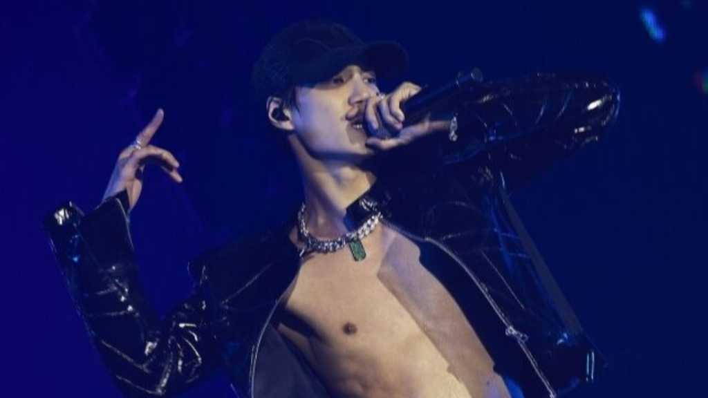 EXO カイ、初のソロツアーが開幕！ズボンが破れるハプニングも…ファン