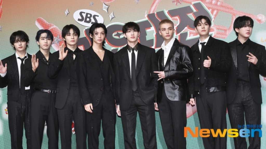 Stray Kids「2024 SBS歌謡大典」レッドカーペットに登場…ヒョンジンの