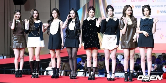 PHOTO】Hearts2Hearts「2025 SBS歌謡大典」レッドカーペットに登場