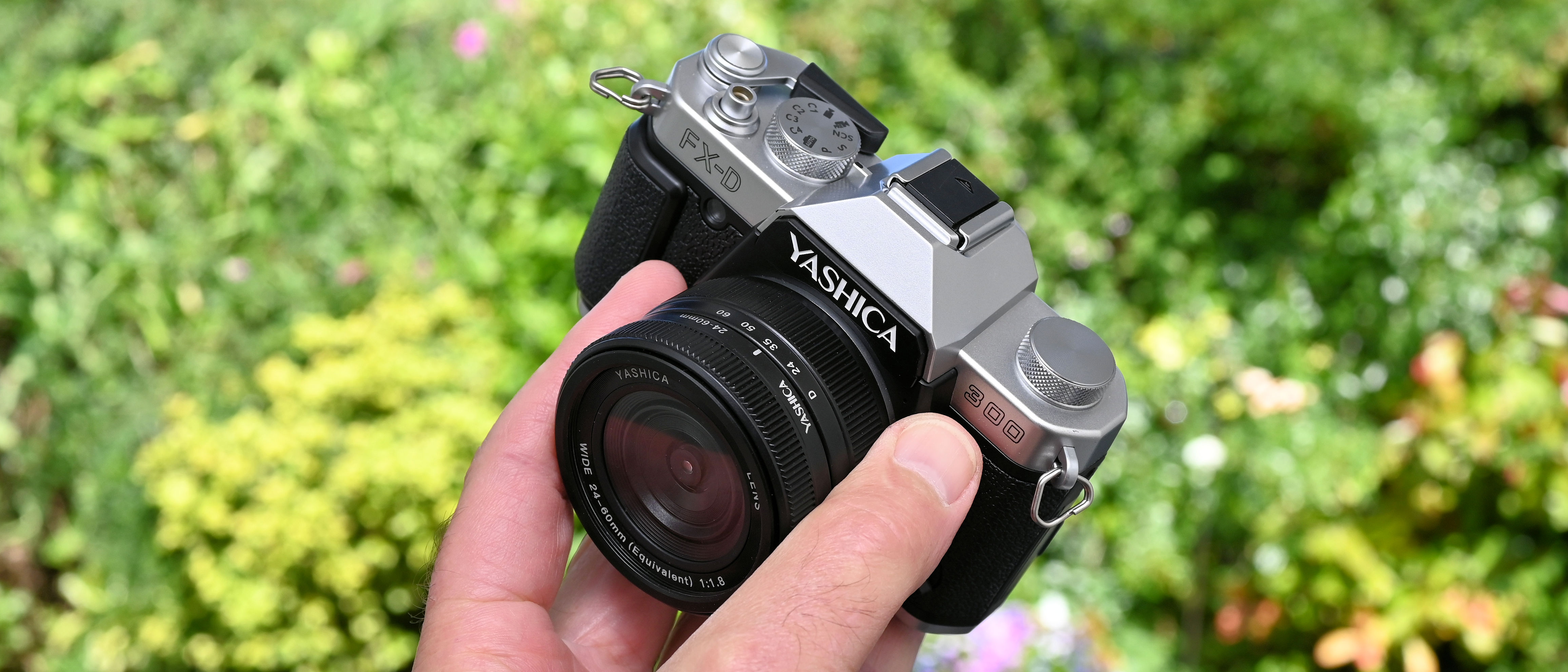 Yashica FX-D 300 hands-on review: a digital camera with a 1970s
