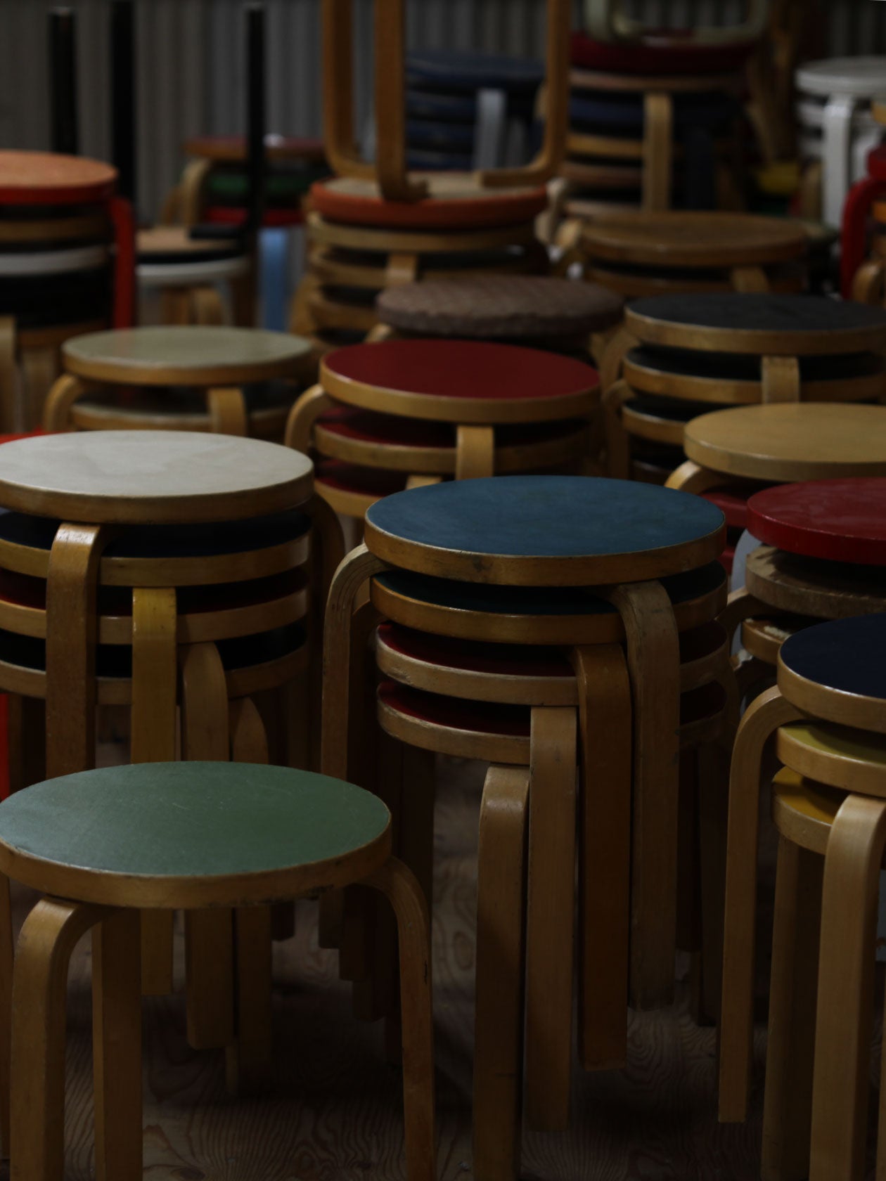 2013年から別注を続ける18色展開｜Artek / Stool 60 スコープ別注