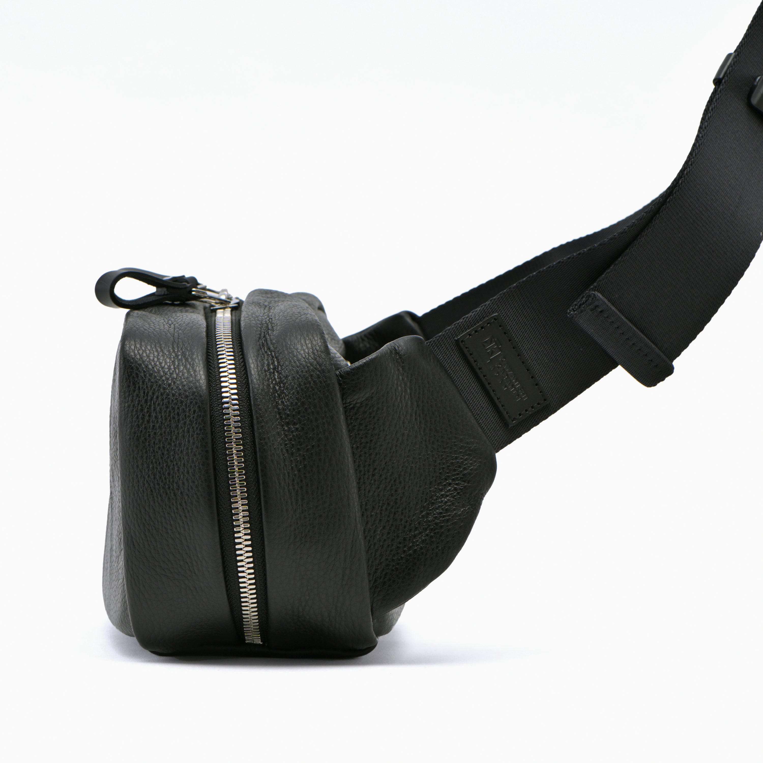 コンパクトレザーボディバッグ｜撥水レザー ×コンパクト×高機能カメラ