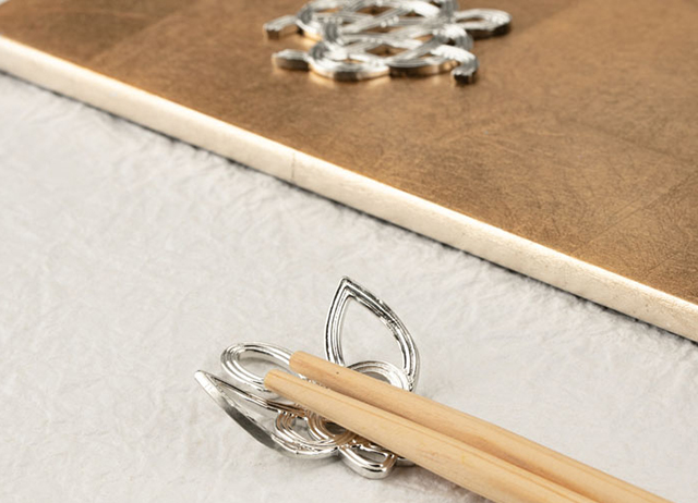 鶴亀の水引をモチーフにした錫の箸置「鶴亀」 - 能作 -