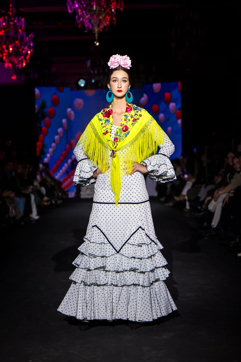 Rocío Peralta フラメンコ ドレス、白に黒の水玉模様 |エレペ