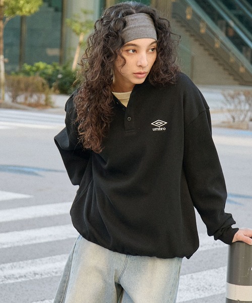 UMBRO/アンブロ 別注 ワンポイントロゴ刺繍 ドロスト ヘンリーネック