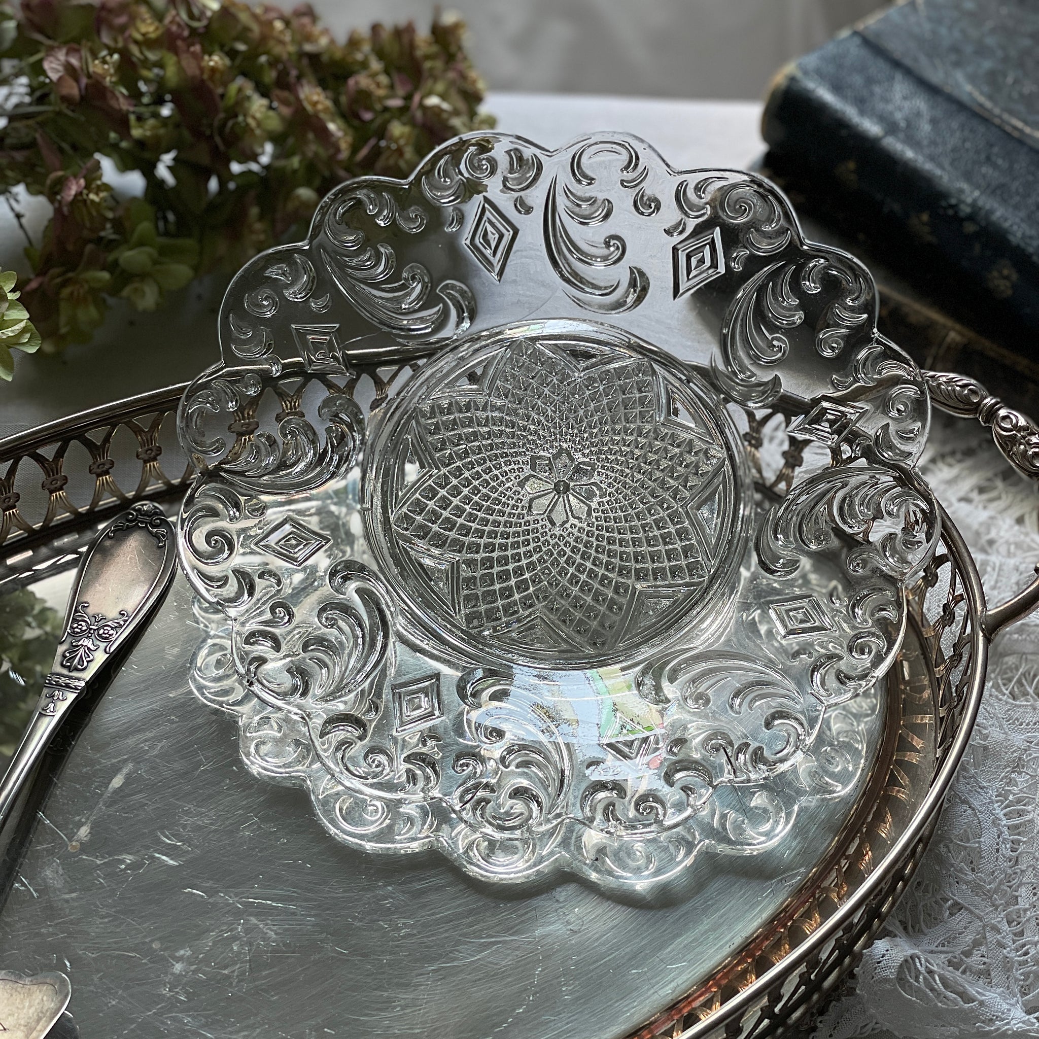 美しさ感じるヴィクトリアンガラス皿（直径21cm） イギリス