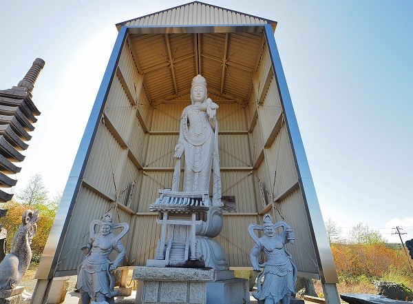 奥入瀬の観音像/青森県