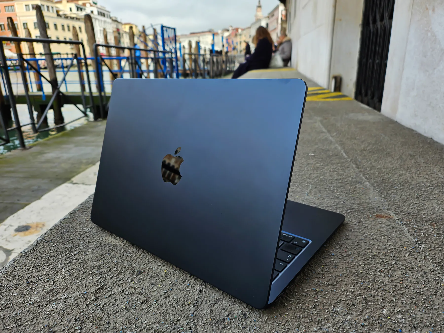 Apple MacBook Air M2 13インチ 美品 ミッドナイト 【公式通販】