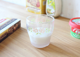 マニー ステンシルローズ 陶器 － フレンチカントリーのバラ柄、レース