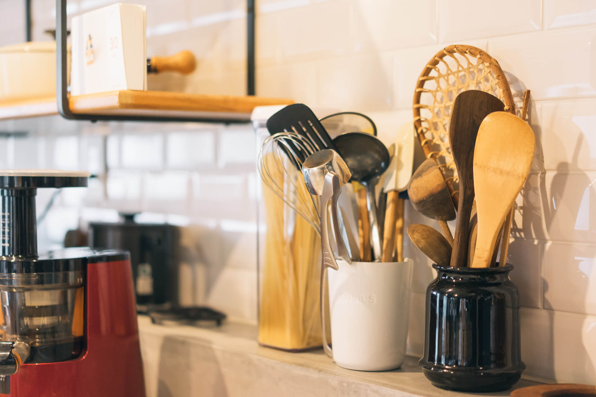 シンプルだけど、収まりがいい。SCOPE のキッチンツールキャニスター