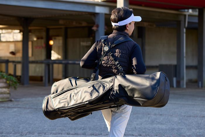 シンプルで高級感あふれる コブラ×プーマ×ベゼルのキャディバッグが