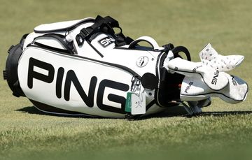 横峯さくら・古閑美保使用モデルのゼクシオキャディバッグを新発売