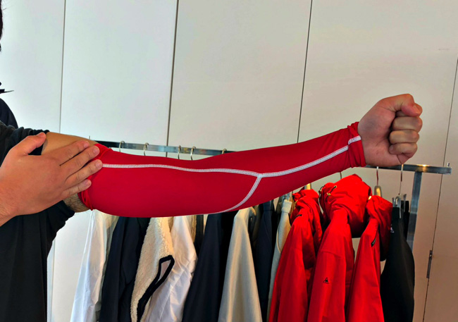 二刀流・大谷翔平が腕に着けている「赤いスリーブ」の秘密｜@DIME