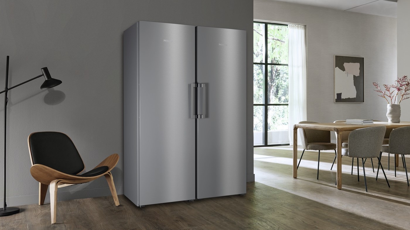 指紋のつきにくいクリーンスチール仕上げのステンレスドアが美しい