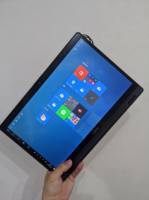 質量約877gで驚きの持ち運びやすさ！「LIFEBOOK U9310X/D」は